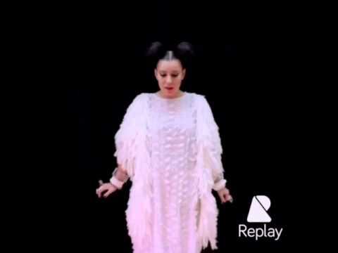 Певица ёлка. Фото из клипа на песнь грею счастье. смотреть онлайн