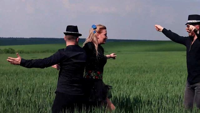 Irina & Alex feat Anatoly - Foaie verde bob naut (народная молдавская песня) - Official Music Video смотреть онлайн