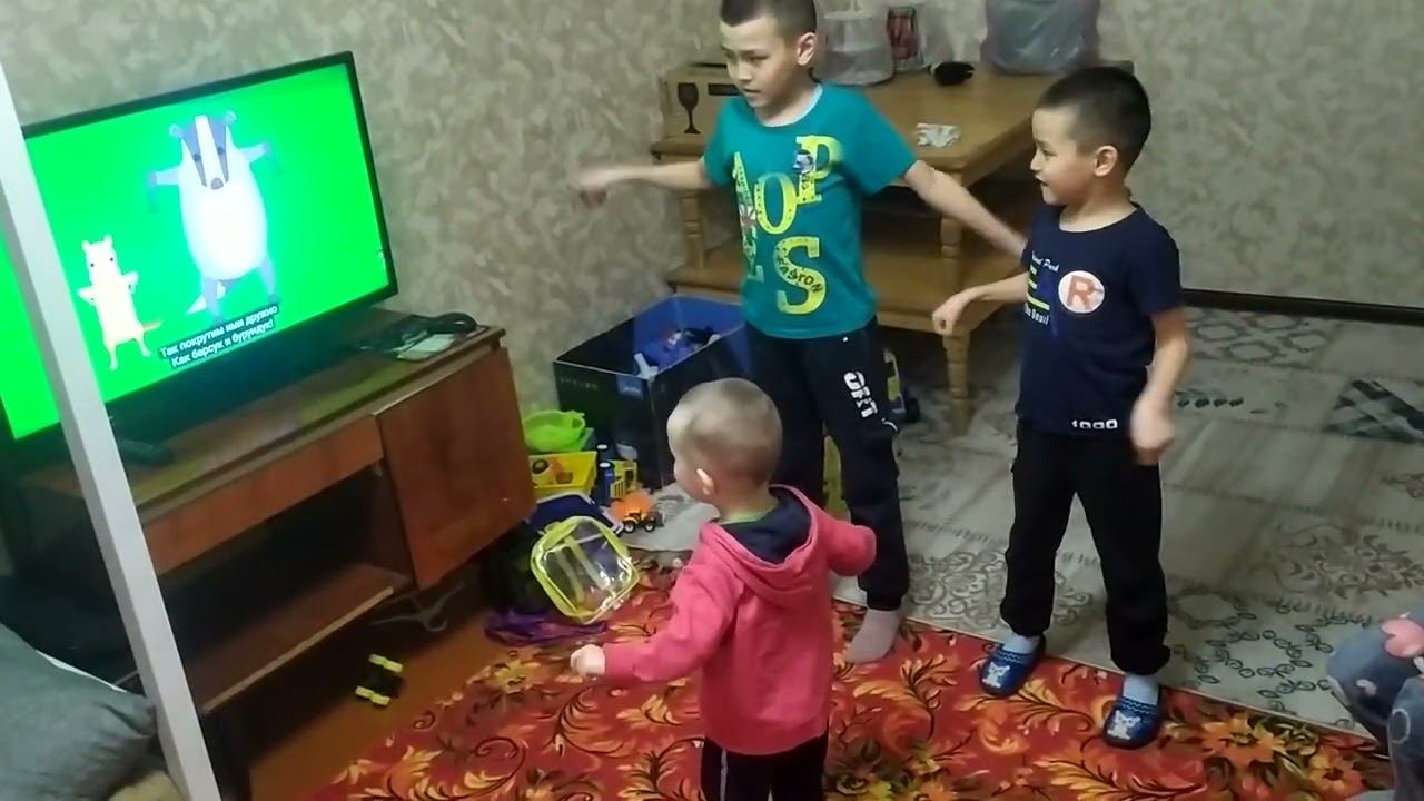 Зарядка перед телевизором, дома! смотреть онлайн