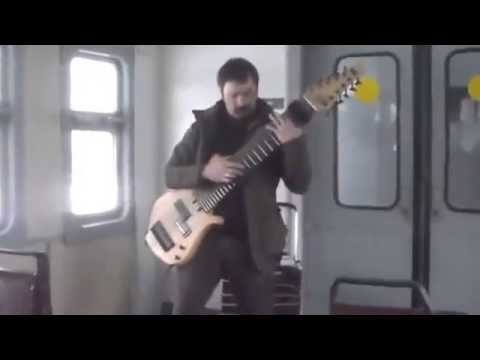 Играет на 12 Струнной Гитаре Guitarist playing on a makeshift 12-string guitar