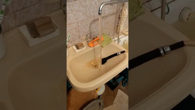 Ржавая холодная вода в Темиртау,продают её нам по цене газированной