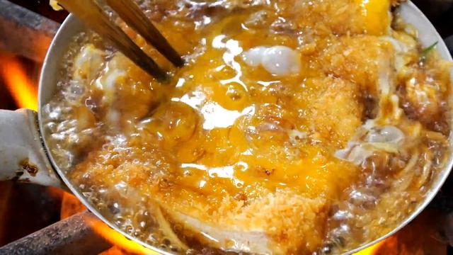 広島）「これが有名にしてくれた。」７５歳唐揚げ大将最後の日。最高の男めしにお客さんが大感動。 смотреть онлайн