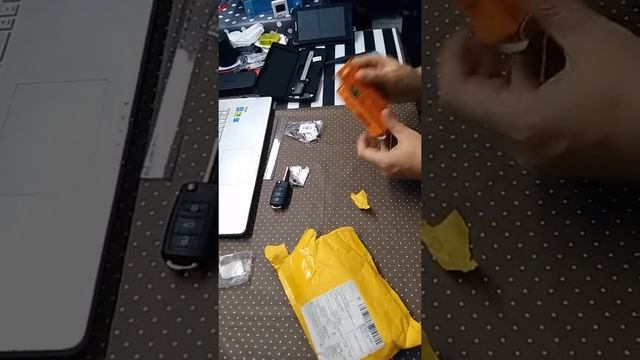 Ключ, чехол ключа, лопатки и манометр. смотреть онлайн