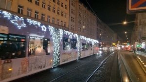 Парад рождественских трамваев и автобусов в Праге
