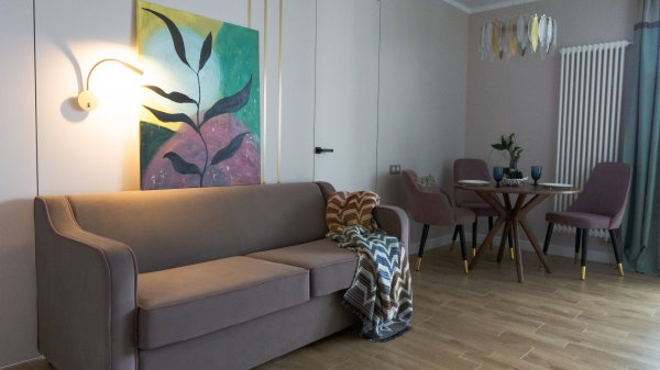 Обзор евро-3 для двух человек с отдельной постирочной, лаунж-балконом и двумя спальнями.