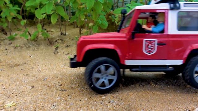 Краны, экскаваторы и дорожные катки строят мосты из разноцветных блоков смотреть онлайн