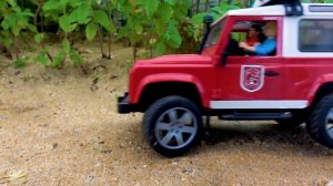 Краны, экскаваторы и дорожные катки строят мосты из разноцветных блоков