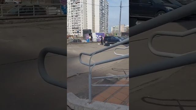 В Москве очевидцы заметили, как курьеры Ozon обращаются с посылками смотреть онлайн