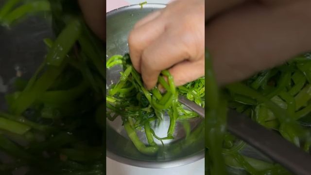 Water celery salad with garlic bean paste and chilli paste смотреть онлайн