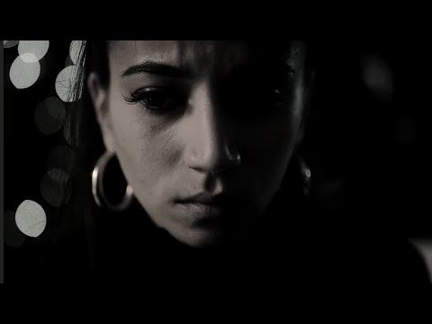 за красивой улыбкой, прячется невыносимая боль..... смотреть онлайн