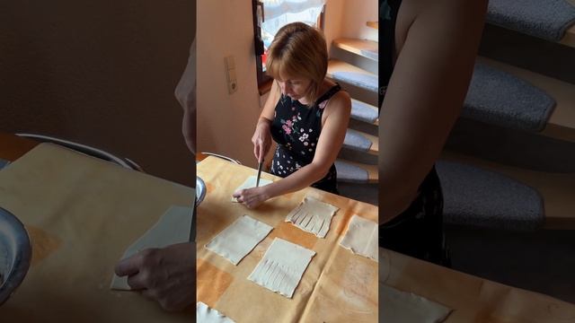 Слойки с яблоками из готового слоённого теста смотреть онлайн