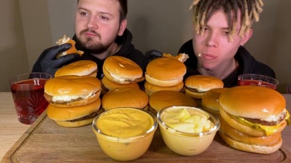 МУКБАНГ БУРГЕРЫ Кто Больше Съест АСМР