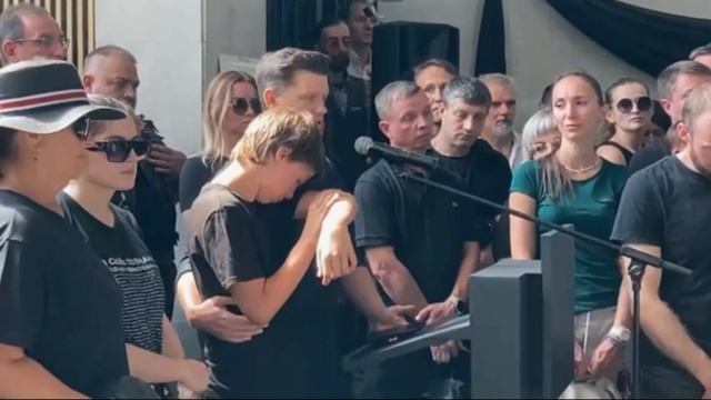 СКРЫЛИ ОТ НАС! На похоронах блогерши МотоТаня (Татьяна Озолина) мать потеряла сознание смотреть онлайн