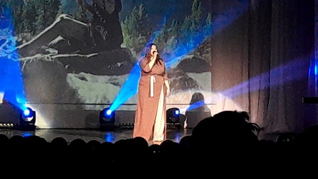 Голосом твоим, Родина