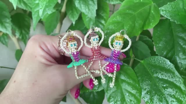 Балерина из бисера / ссылка на мастер-класс под видео / бисероплетени / фигурки из бисера смотреть онлайн
