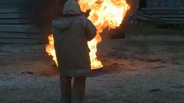 ОП-2. Дерево не тушат, другой ОП-2 тушит ГСМ на два счета. Видео0289