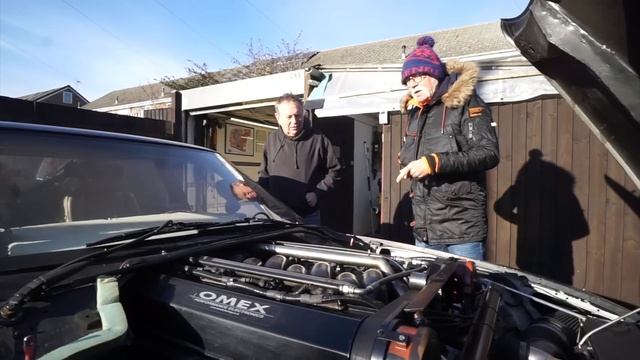 27 litre V12 Rover SD1 goes up on the ramps (that are actually forklift prongs). смотреть онлайн
