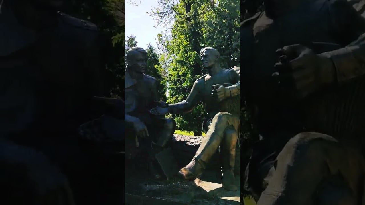 Памятник А. Т. Твардовский и Василий Тёркин, на улице Глинки, Смоленск смотреть онлайн