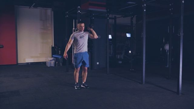 Попеременные выпады вперед с гантелью на плече/ Alternative DB front lunge смотреть онлайн