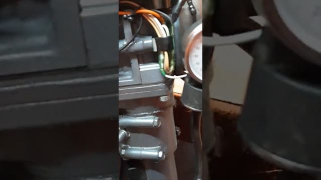 Проверка сальников на лодочном моторе с помощью самодельного манометра смотреть онлайн