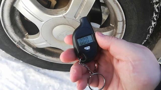 Манометр замера давления в шинах за 100р