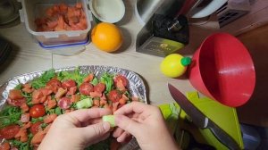 Салат с копченой форелью и овощами