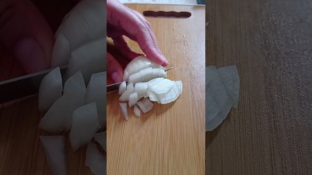 Салат с фасолью, кукурузой, копчёной колбасой и помидорами смотреть онлайн