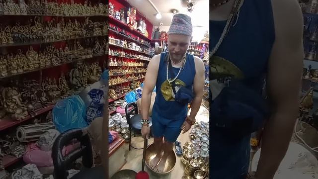 Выбираем чашу для ног в Непале, главное - испытать на себе! #непал #тибетскаячаша #путешествия смотреть онлайн