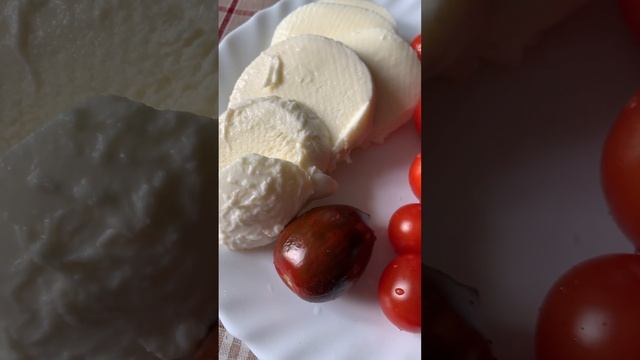 Томаты черри Тигр и мягкий сыр моцарелла. Очень вкусно!#еда #завтракза5минут #едимдома #едимвкусно смотреть онлайн