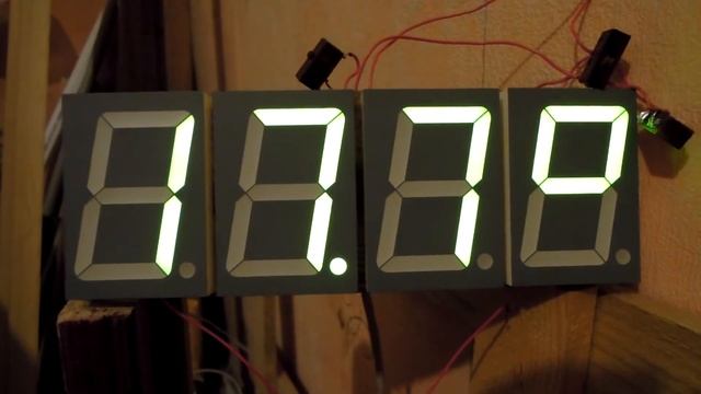 Большие часы с двумя термометрами смотреть онлайн