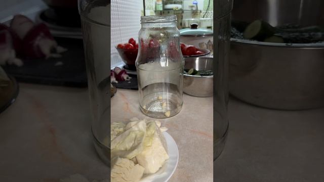 Засолка огурцов с помидорами.Со вкусом и просто!Полное видео на канале.Жми лайк и подписывайс смотреть онлайн