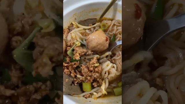 Tomyum noodle + crispy fried wonton смотреть онлайн