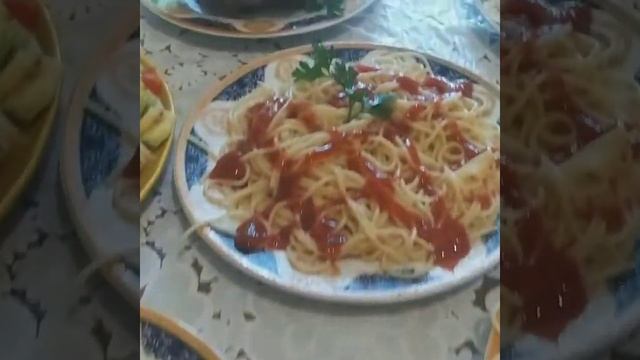 КУРИЦА В ДУХОВКЕ. СПАГЕТТИ И СВЕЖИЙ САЛАТ. смотреть онлайн