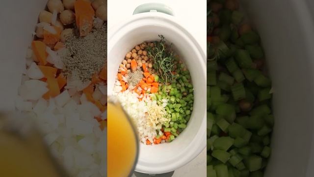 Slow Cooker Chickpea Noodle Soup 🥣 смотреть онлайн