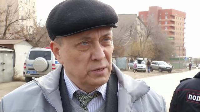 Астраханские общественники размеры ям на дорогах измеряют "колобашкой" смотреть онлайн