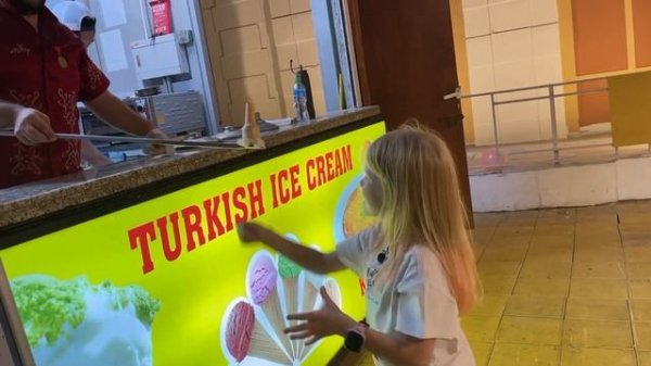 Отобрала мороженое в декабре у продавца