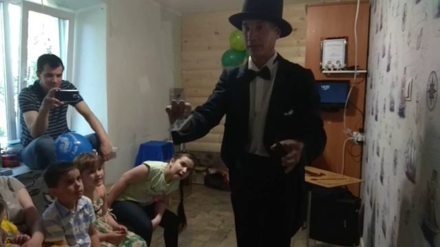 Фокусник на детском корпоративе.