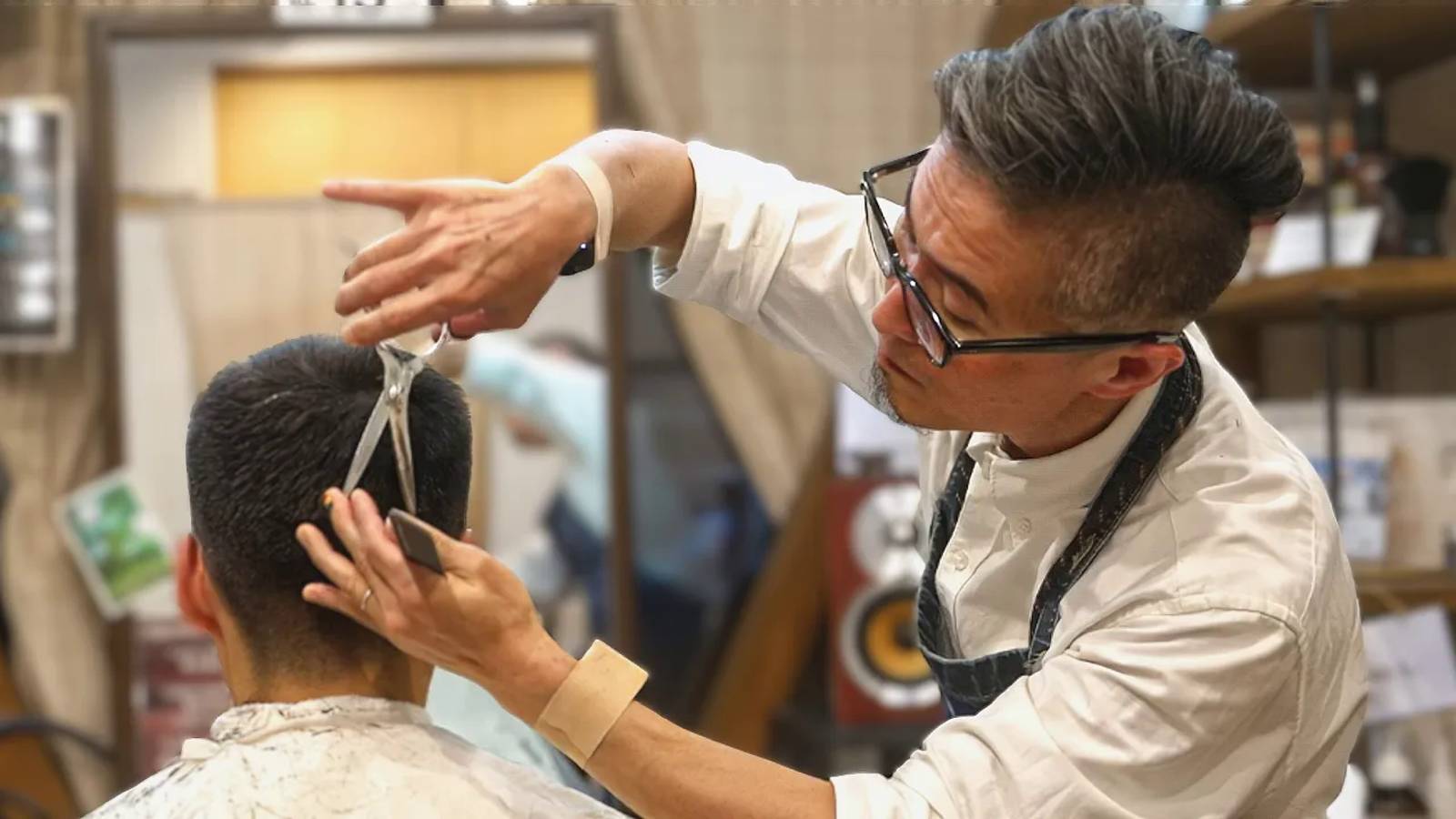 💈(ASMR) Japanese Veteran Barber ＂CURARE 1968 You-wrap＂ Gives Full Barbering Service