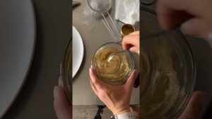 Золотая надпись на торте