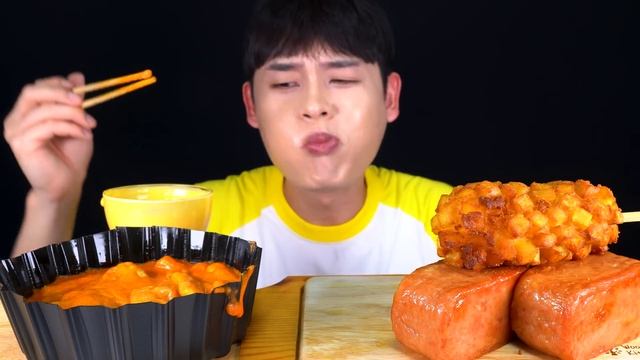 ASMR 모짜렐라치즈 가득 넣은 떡볶이와 통스팸 라면땅 고구마 감자 핫도그 찍먹방~! Cheese Tteokbokki With Fried Spam Corn Dog MuKBang~