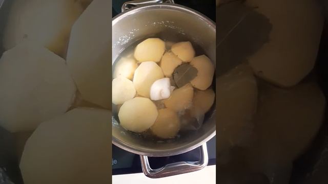 ПЮРЕ, ДОБАВЛЯЕМ ДУШИСТЫЙ ПЕРЕЦ, ЛАВРОВЫЙ ЛИСТ И ЛУК смотреть онлайн