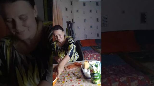 Готовим крабовый салатик 😉 смотреть онлайн