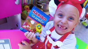 Алиса и папа играют в Съедобный Челлендж - Истории для детей