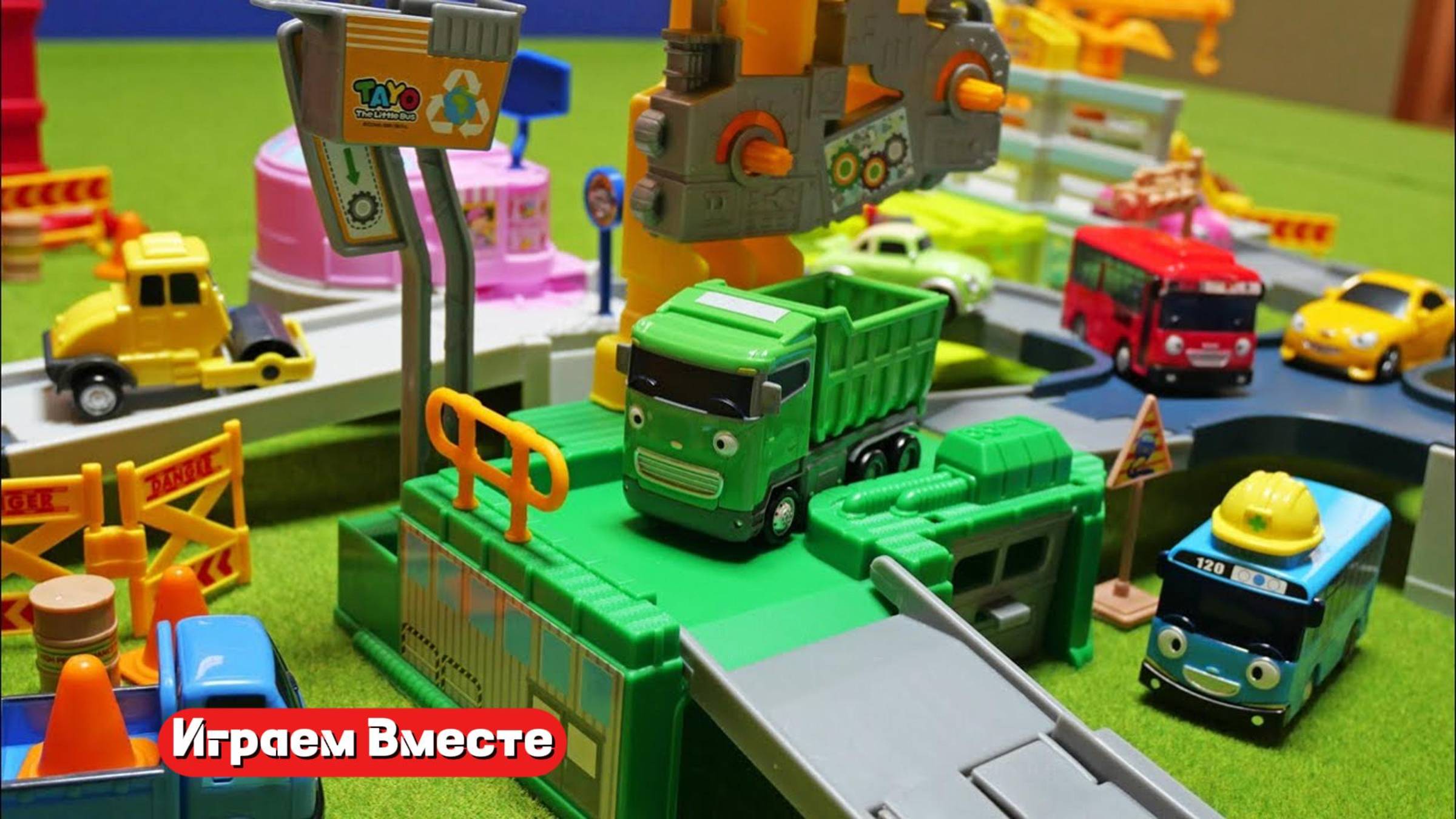 Играем вместе в машинки ! Строим дороги ! Развивающие игрушки для детей смотреть онлайн