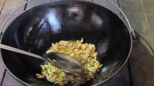 Свинина с овощами в казане.