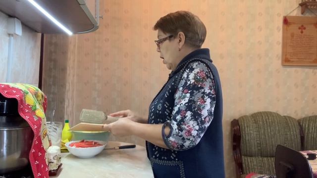 В месте с вами ,делаем домашний майонез и намазку. На первой блюдо свариться щи,домашний курицей. смотреть онлайн
