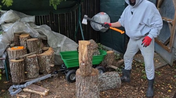 Fiskars X28 против дуба 🌳 Мой первый колун, и первый опыт! Лёгкий топор 🪓 с большой мощностью 🔥👍