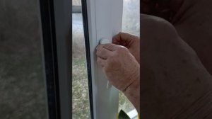 Ставим фиксатор на пластиковое окно.