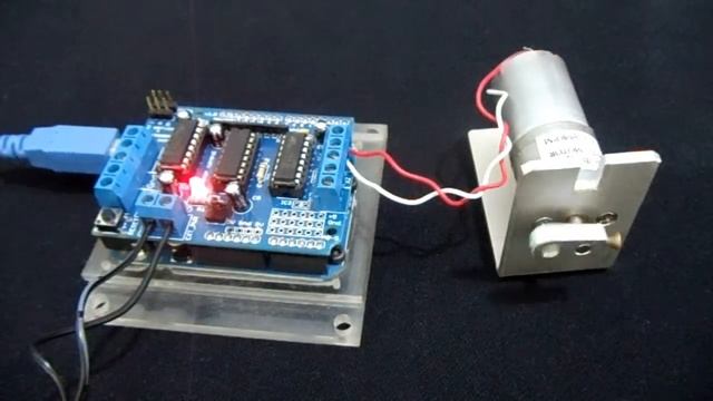 Controle de motor DC 12V com Motor shield Arduino смотреть онлайн
