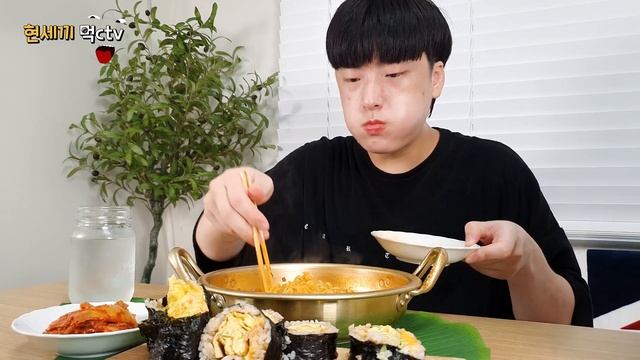 터진세끼 ^ 김밥에 라면은 국룰 😎 쥐어터진 계란말이 왕김밥 +🔥열라면 먹방 ASMR real sound ^ ft.신김치 ^ Egg roll gimbap+ramyun MUKBAN смотреть онлайн